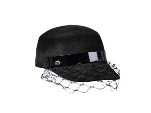 Misa Harada musta lippahattu verkolla