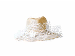 Misa Haradan vaalea lierihattu kukka verkolla