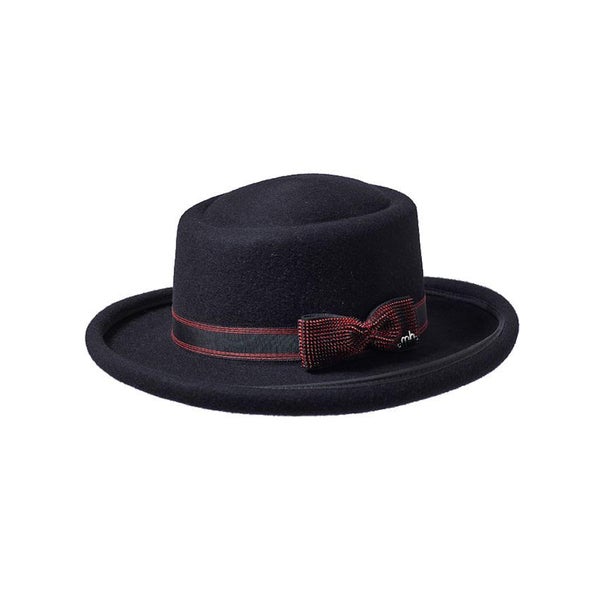 Misa Haradan musta boater lierihattu rusetilla