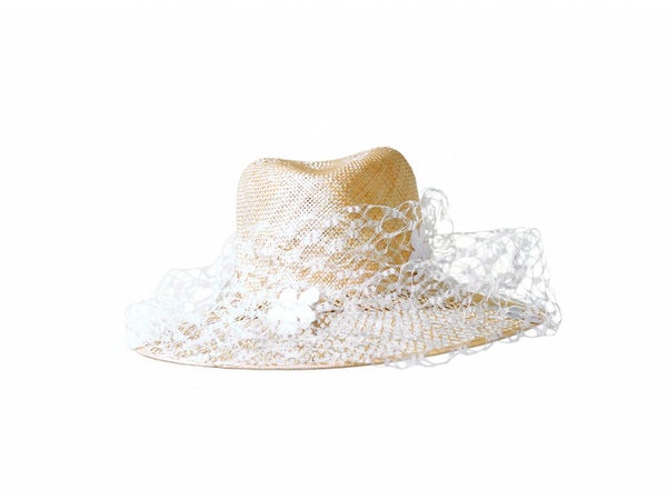 Misa Haradan vaalea lierihattu kukka verkolla